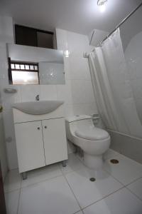 卡哈马卡Witobi Hostal的白色的浴室设有卫生间和水槽。