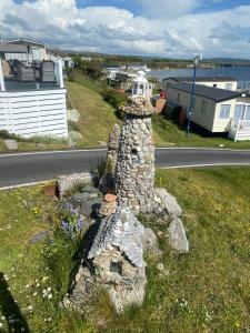米勒姆Port Haverigg Holiday Village的路边的岩石灯塔