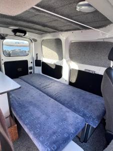 雷克雅未克Cheap Camper Van in Iceland的露营车后面的一张床位