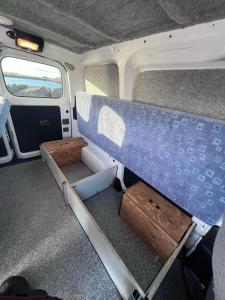 雷克雅未克Cheap Camper Van in Iceland的车厢内侧的景观,带长凳