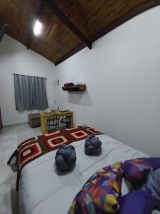 佩尼多Sitio148 Hospedaria的一间卧室,卧室内配有一张大床
