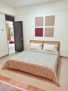 克提Rumah Penangkap Mimpi的卧室配有一张床,墙上挂有绘画作品