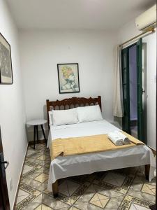 萨尔瓦多Tamboleiro's Hotel Residence的卧室配有一张床