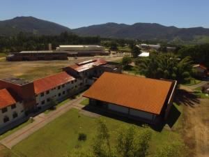 塞尔苏拉穆斯州长镇Pousada Divino Oleiro - Gov. Celso Ramos的红色屋顶学校建筑的顶部景观