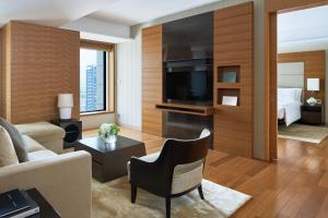 大阪大阪洲际酒店的带沙发和电视的客厅