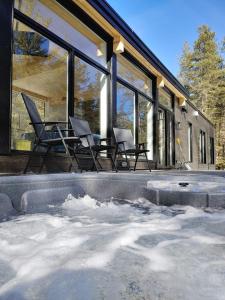 圣亚历克西德蒙Les Chalets Double K # 1的雪中带热水浴池的房子