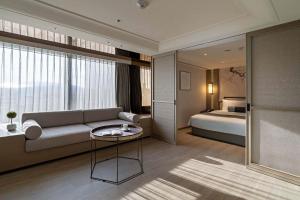 台北瀚寓酒店的客厅配有沙发和1张床