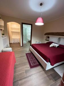 丰尼B&B La Dolce Sosta的一间卧室配有一张大床和粉红色的灯