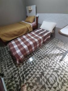 危地马拉Nirvana Hermosa habitación individual e independiente的一间房间,设有两张彼此相邻的床