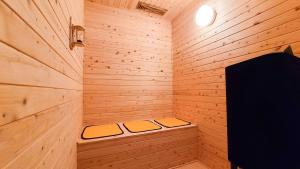 Katano暖炉之宿 コンセプトハウス星田的小型木制桑拿房,里面设有两张床