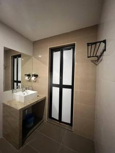 日得拉RNK BoutiQue HOTEL的一间带水槽和镜子的浴室