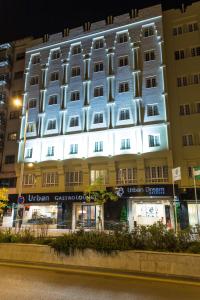 格拉纳达格拉纳达城市之梦酒店的一座有灯光的建筑
