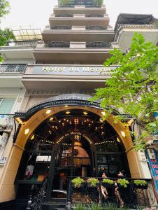 河内Hotel du Monde Classic的一座设有餐厅入口的建筑