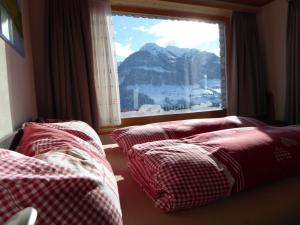 CumbelsDado Casanova的客房设有两张床和山景窗户。