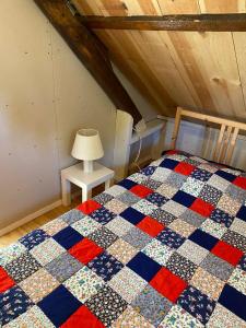 KloosterzandeFarmhouse near beach的卧室,床上有棉被