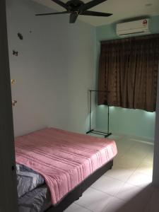 怡保Koolest homestays Meru的一间卧室配有一张带吊扇的床