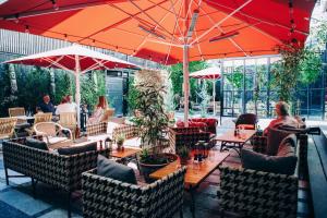 哥本哈根阿科斯尔古尔德斯梅登酒店的一间带桌椅和遮阳伞的餐厅