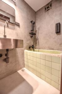 台南贰洋楼 的浴室配有盥洗盆和浴缸。