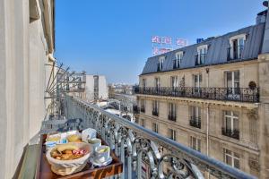 巴黎Maison Barbès的阳台,阳台上有一篮子食物