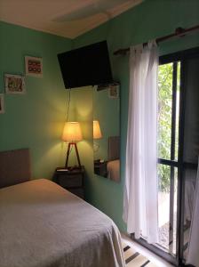 巴拉那Rinacasaquinchoypile的一间卧室配有一张床、镜子和窗户