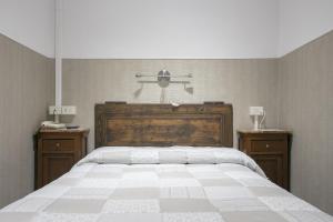 佛罗伦萨佛罗伦萨洛吉尔酒店的一间卧室设有一张大床和两个床头柜