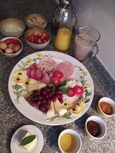巴特利本韦达Domizil der Sinne的桌上的水果盘,包括鸡蛋和果汁