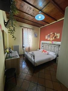 费拉拉La Bicicletta Rifiorita的一间卧室配有一张床和一张书桌