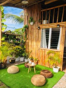 Joyful Hut with Netflix and Perfect Sunrise View Maya, Daanbantayan的绿草上带桌子和凳子的花园