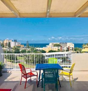 卡伦德拉Kings Ocean Views Private Rooftop的海景阳台上的桌椅