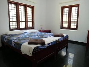 瓦尔卡拉Secret Paradise的一张位于房间的床,上面有两个枕头