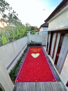 勒吉安The Sakaye Villas & Spa的红地毯,房子的一侧有心