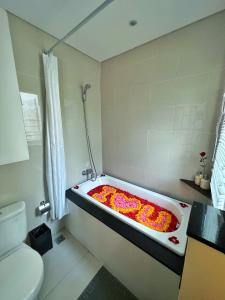 勒吉安The Sakaye Villas & Spa的浴室内设有装满鲜花的浴缸。