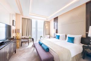 多哈Shaza Doha的酒店客房设有一张大床和一台电视。