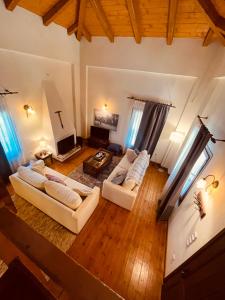阿拉霍瓦Parnassos Snow Hill Chalet的客厅享有高空美景,配有2张沙发