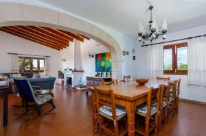 坎皮卡福特YourHouse Ca Na Teulera, villa with private pool的用餐室以及带桌椅的起居室。