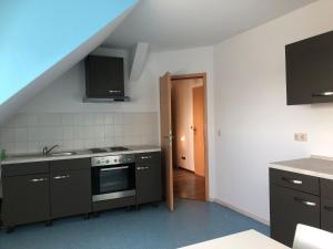巴特施米德贝格Monteur-Pension W8的厨房配有水槽和炉灶 顶部烤箱
