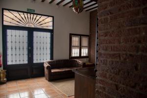 Colmenar de OrejaLa Encomienda de Oreja的带沙发和玻璃门的客厅