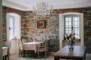 OspVilla Majda的一间拥有石墙的用餐室