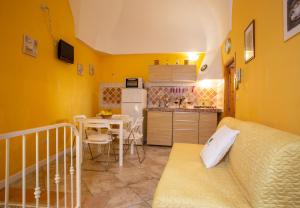 奥斯图尼Casa Zefiro - The Fab Stay的厨房以及带沙发和桌子的客厅。
