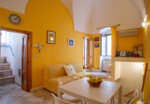 奥斯图尼Casa Zefiro - The Fab Stay的客厅设有黄色的墙壁和桌子