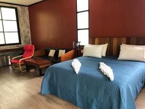 班佩Likita Resort的一间卧室配有一张床、一把椅子和一张书桌