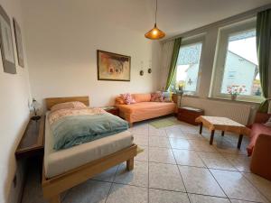 汉诺威Attraktive 3 Zimmer Wohnung in Toplage,Nähe Messe的一间卧室配有一张床和一张沙发