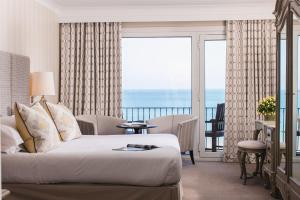 圣布雷拉德圣布雷拉德湾酒店的一间卧室配有一张床,享有海景