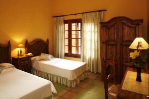 阿格特Casa rural en el Risco de Agaete A的一间卧室设有两张床和窗户。
