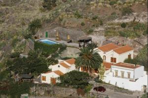阿格特Casa rural en el Risco de Agaete A的享有带游泳池的房屋的空中景致