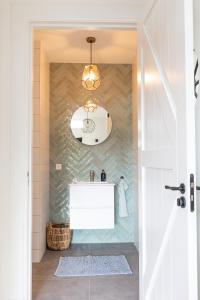 Zuidermeerde Zuiderstolp的浴室设有白色水槽和镜子
