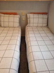 Quite 3 Bedroom Static Caravan客房内的一张或多张床位