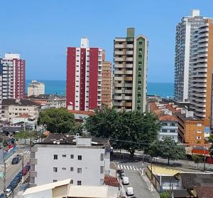 大普拉亚Apartamento Praia Grande -Canto do Forte的享有城市和高楼的景色