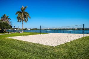 戴维Bright and Modern Apartments at Palm Trace Landings in South Florida的棕榈树海滩上的排球网