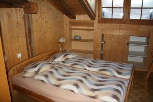 散特Plazzetta 23的木墙客房内的一张大床
